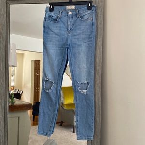 Free People, 27R, distressed knee cropped ankle skinny light wash jeans, cute!!